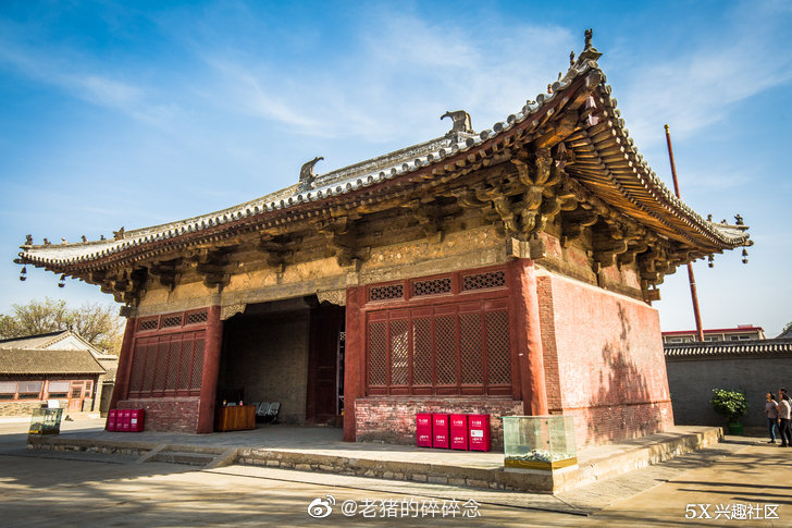 条垂脊共五脊组成,因此又称五脊殿,由于屋顶有四面斜坡,故又称四阿顶