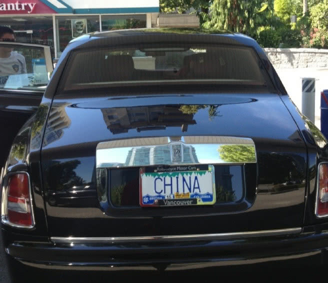 温哥华加油站出现一辆劳斯莱斯,看到车牌号后,中国人赶紧去拍照