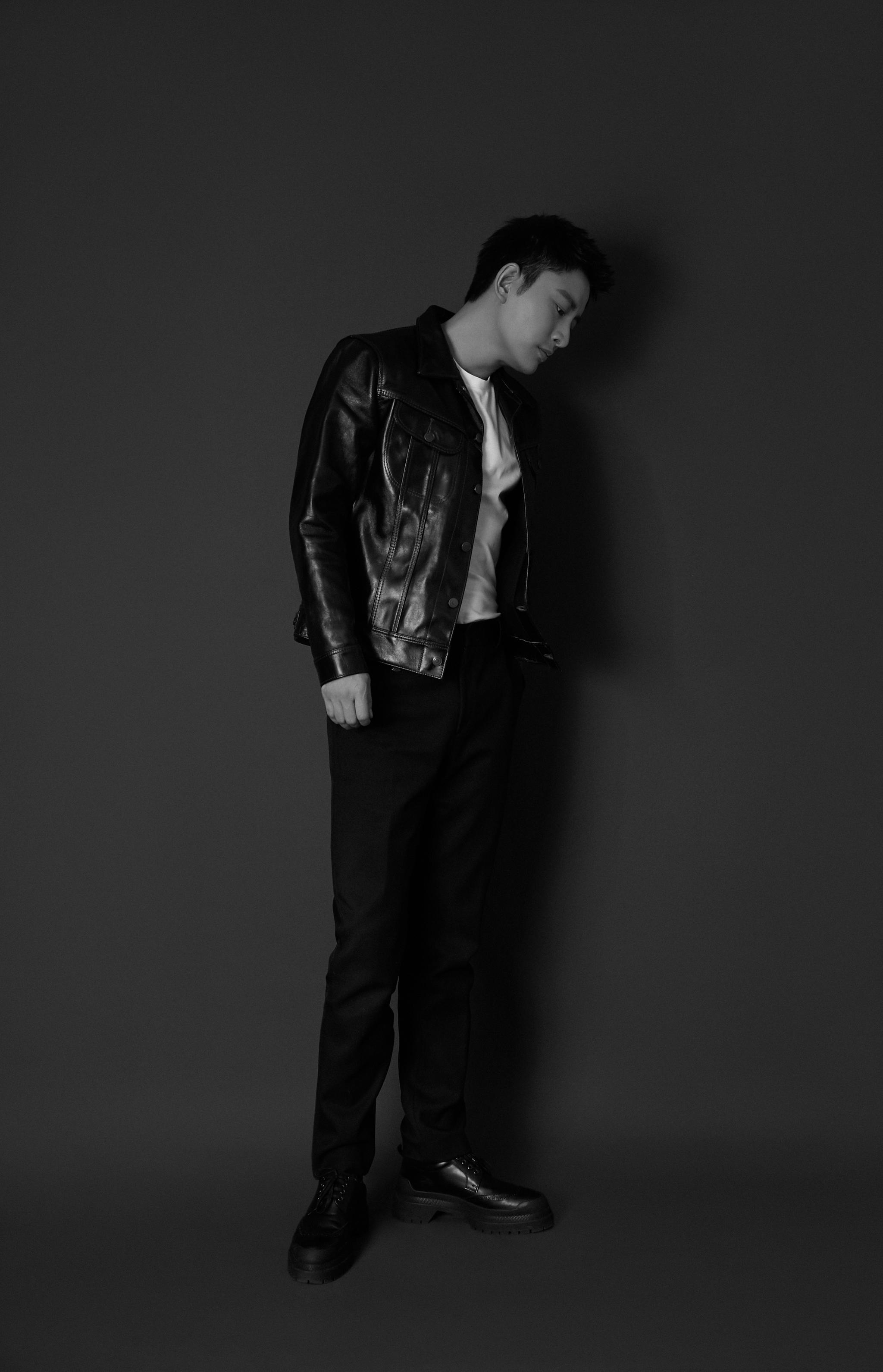 哈尔滨站路演开启!亮黑系皮衣,干练硬朗,黑白简约风,酷帅有型