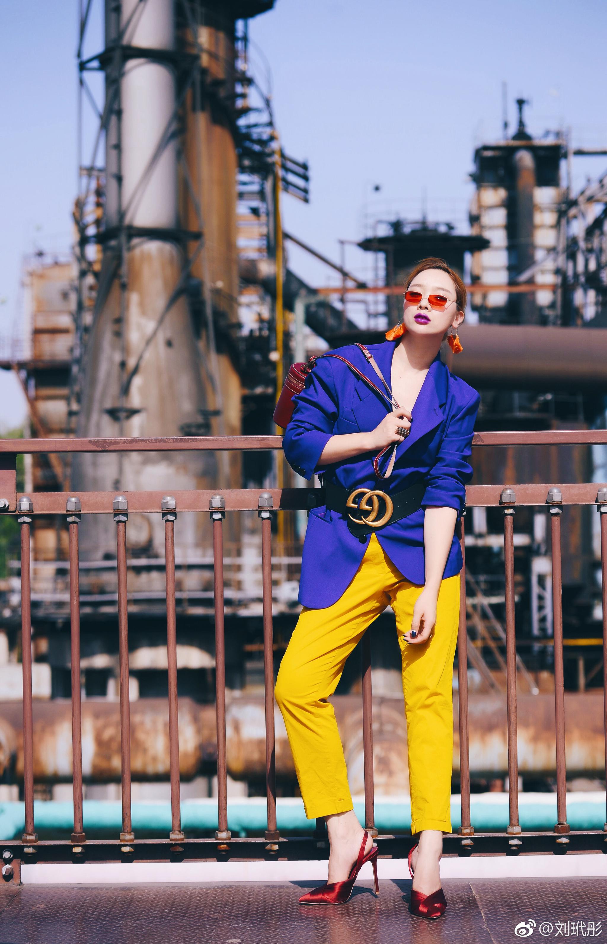 既然穿衣 ,那么 不仅要潮,更要有活力,紫黄撞色