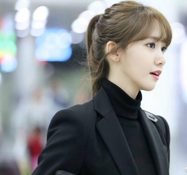 亚洲女神林允儿最新街拍,一颦一笑360度无死角,低眉颔首惹人醉