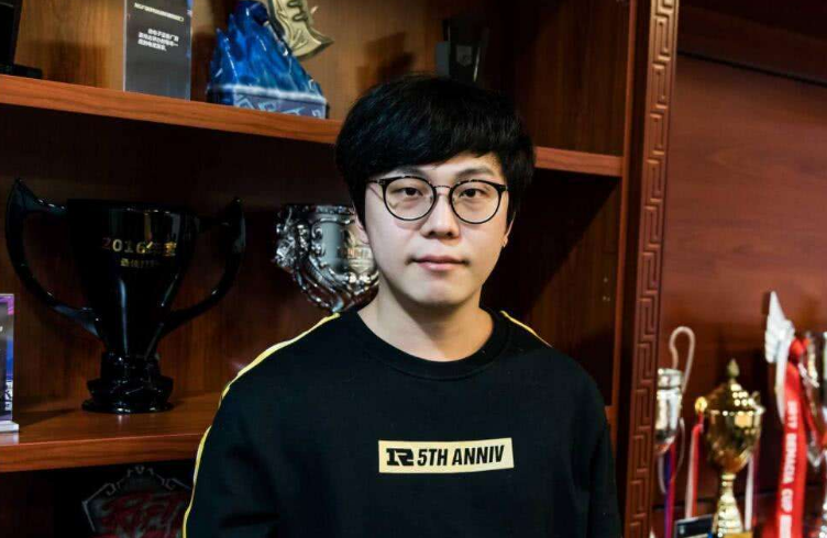 风哥现身edg基地引edg粉丝无限遐想