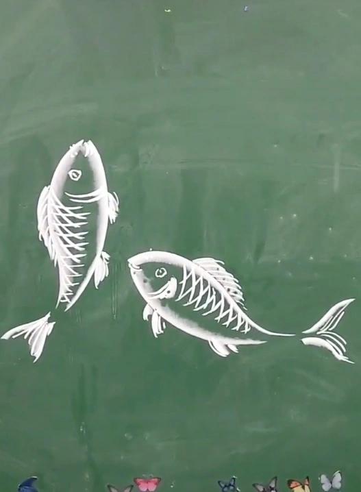 美术生在黑板画小鱼,以为会被嘲笑,看到成品:板报归你了