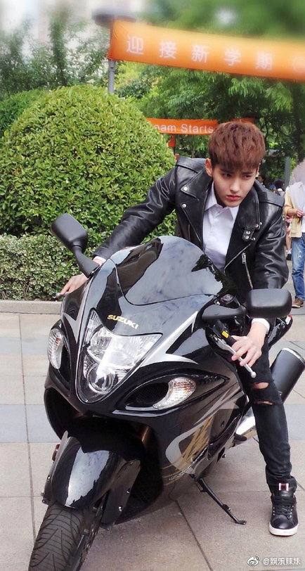 爱豆重机车造型,男爱豆遇上重机车,这满格的荷尔蒙你还受得住吗彭于晏