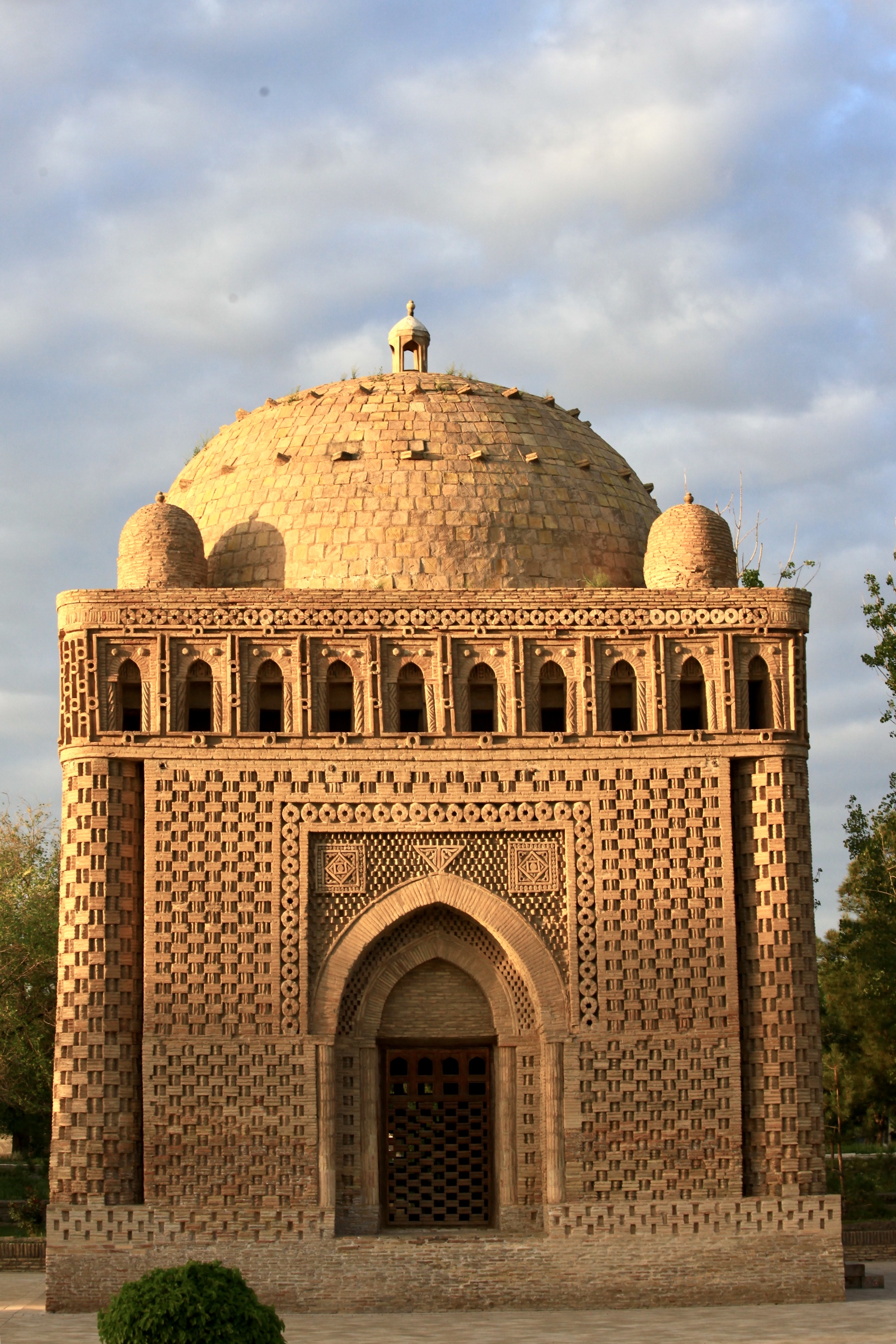 布哈拉的老城里大都是沙漠颜色的建筑, 色调并不那么华丽