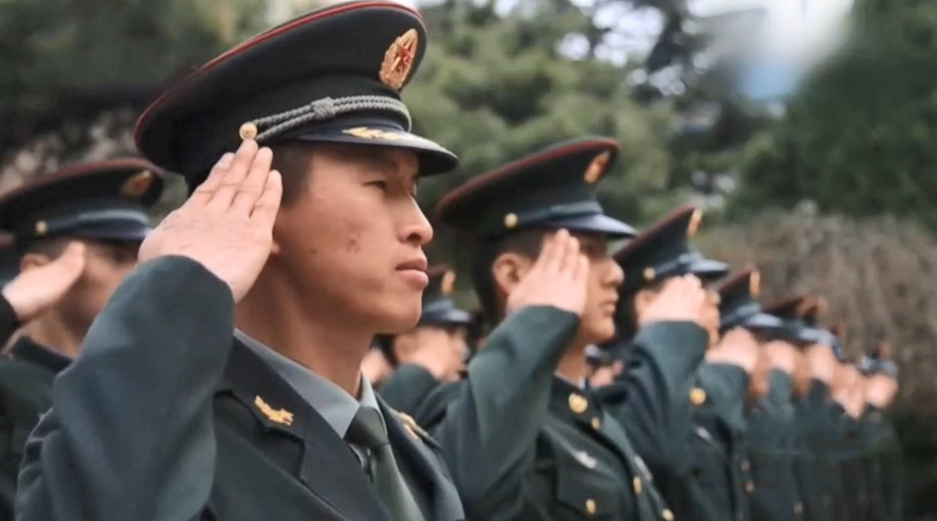 三闯火海的解放军战士,英雄连队的最美警卫!