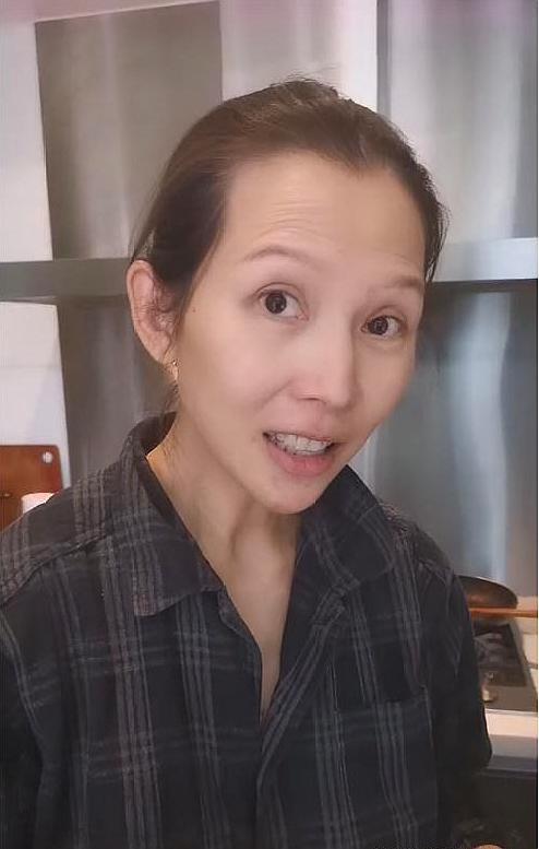 继儿子百天后,蔡少芬素颜穿格纹居家服现身,像极了47岁这个年龄
