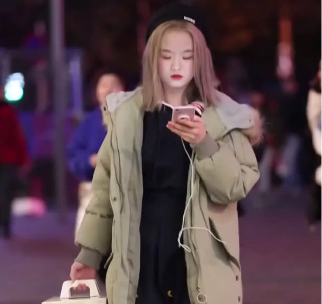 变形计陈思媛火了光腿穿羽绒服遭路人偷拍肥肥腿成焦点