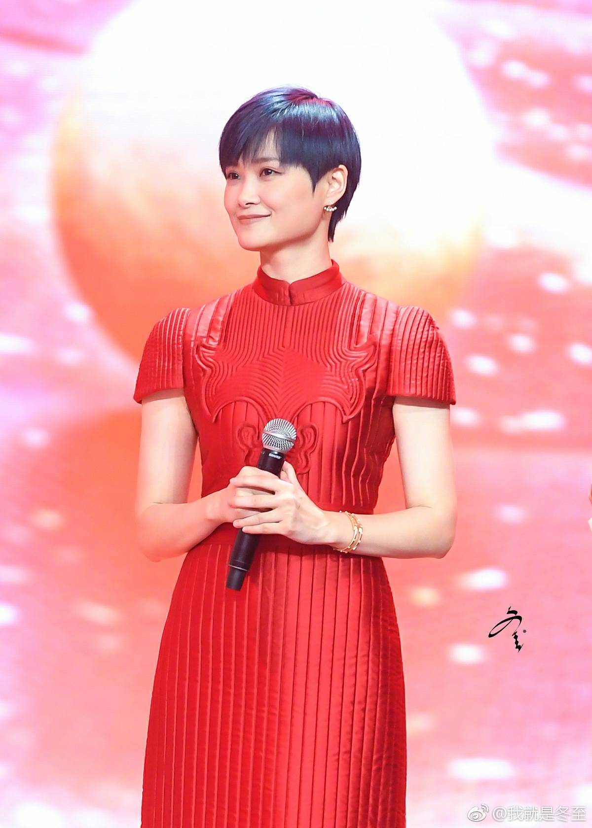 gucci全球代言人李宇春今天身穿gucci红裙出席东方卫视春晚