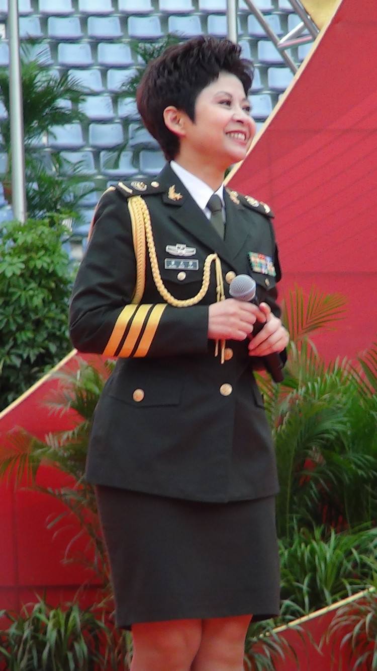 董文华低调复出,白t恤搭黑长裙,57岁仍风采依旧