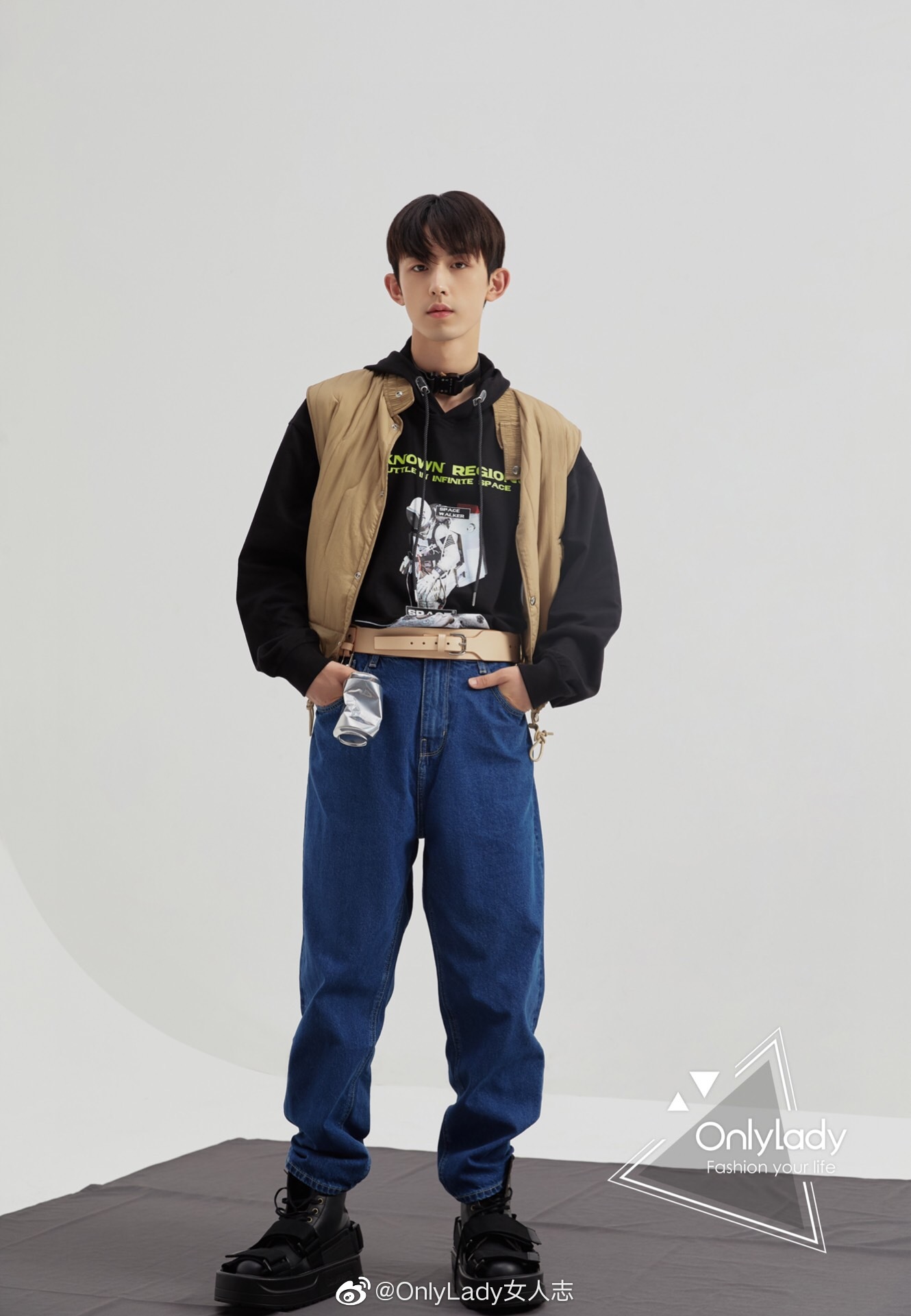 郭俊辰fiction近日曝光一组写真大片