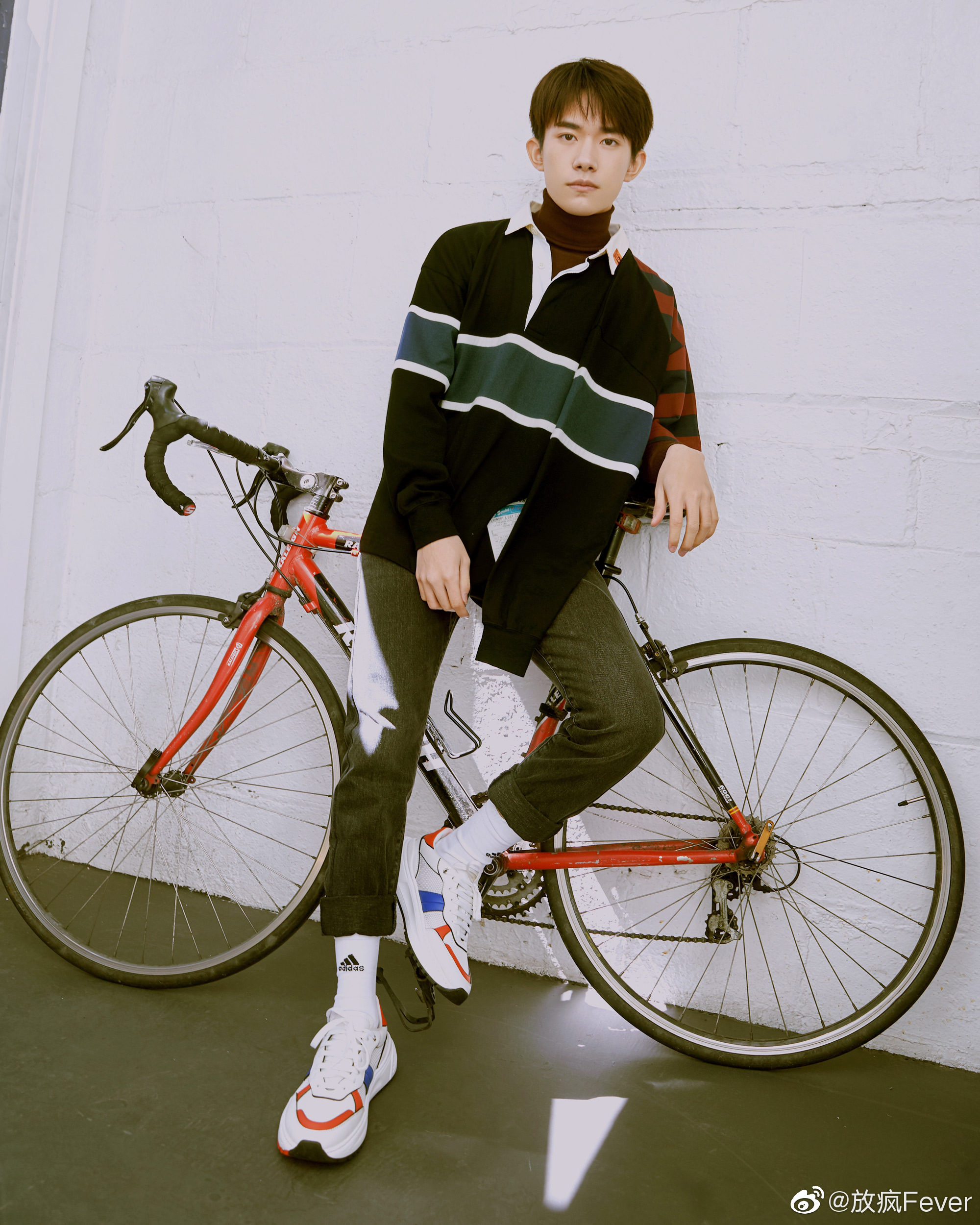 tfboys-易烊千玺 时尚大片曝光,阳光下千玺身着一身红色条纹运动装坐