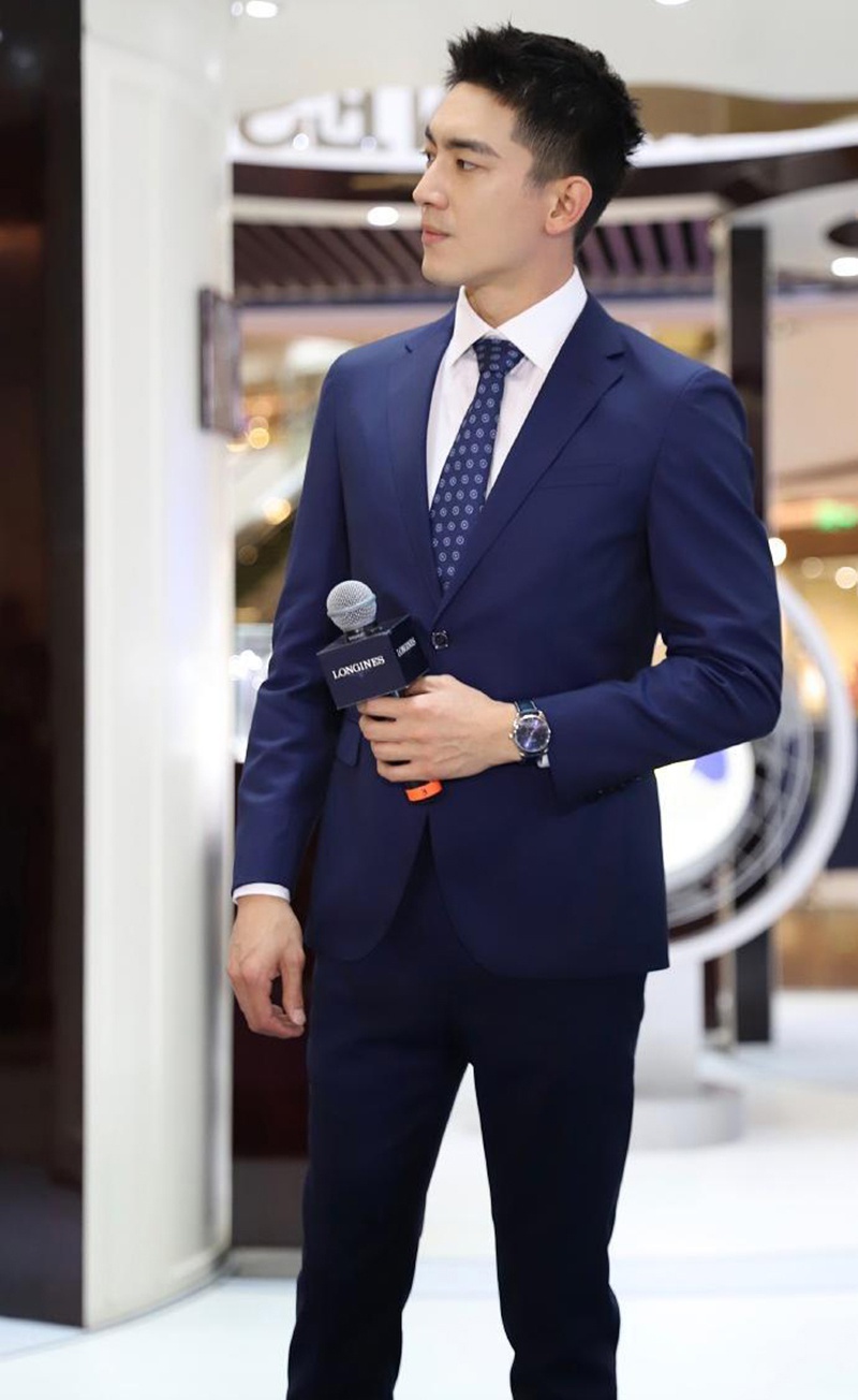 林更新上演西服杀好帅气,网友:会说话真可惜了