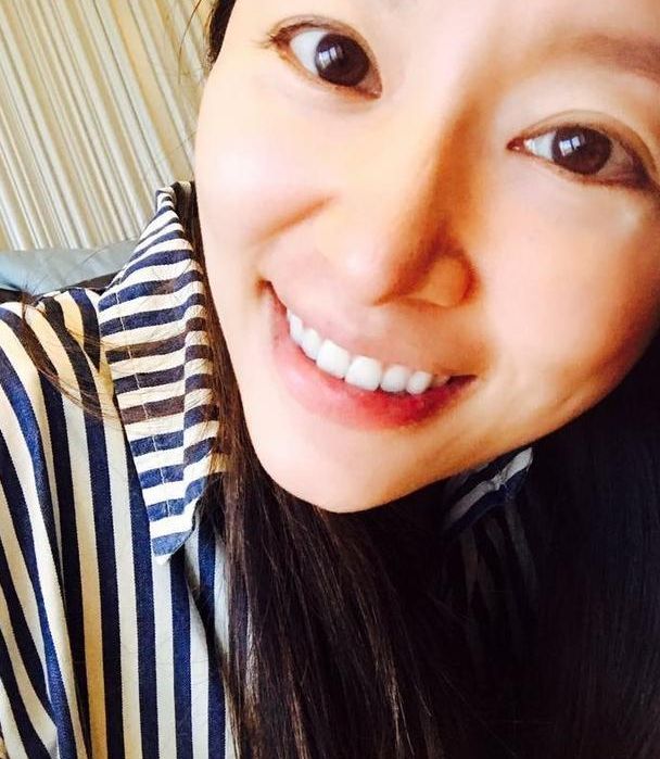 林心如女儿近照,长睫毛双酒窝大眼呆萌,遗传了爸妈的优秀基因