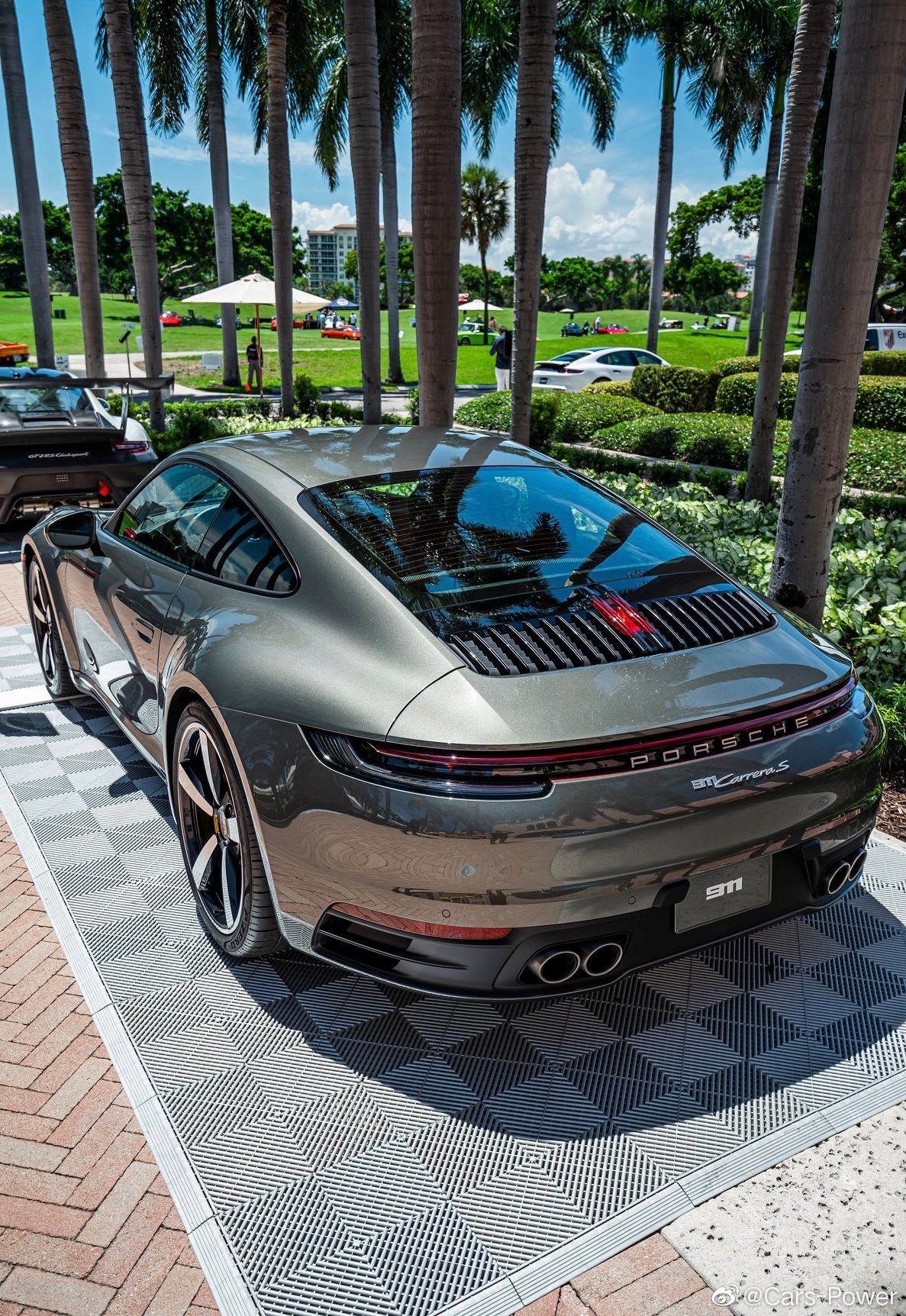 无限接近完美的跑车金属灰绿色全新保时捷911 Carreras 无限接近完美的跑车金属灰绿色全新保时捷911 Carreras