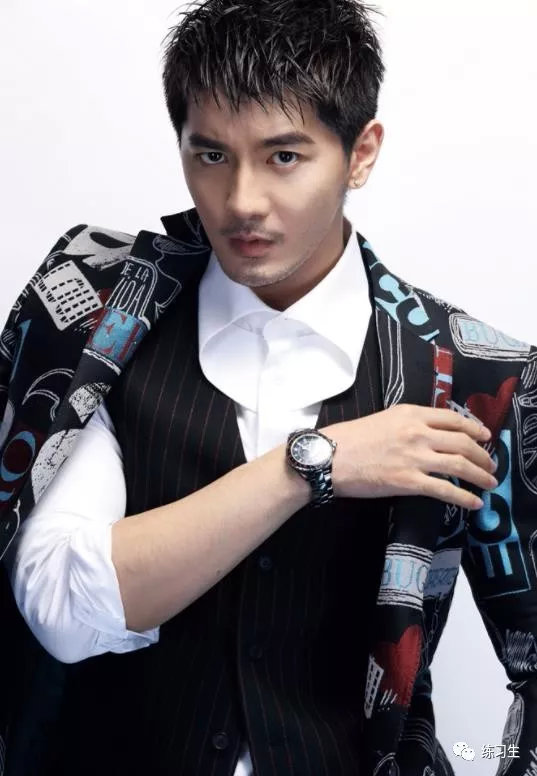 8,曹飞飞一张网红脸,有次参加《浪漫满屋》宣传活动,被派上去跳了一段