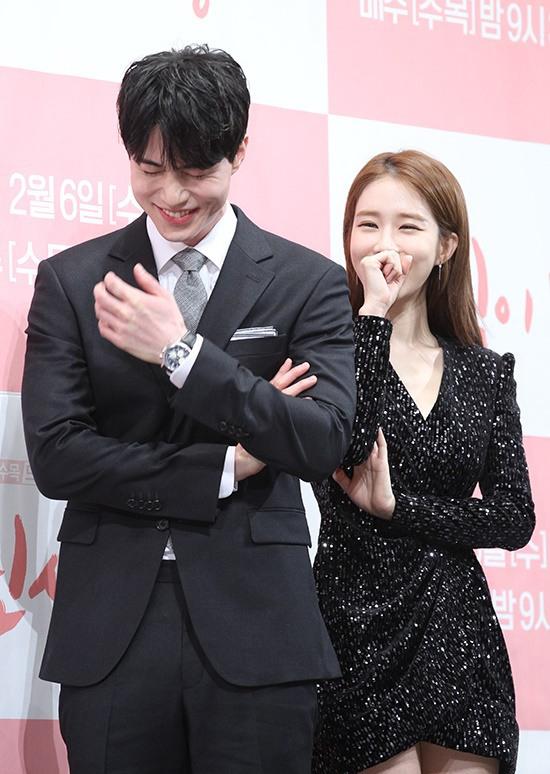 《鬼怪》副cp再同框,刘仁娜穿收腰连衣短裙,与李栋旭配一脸