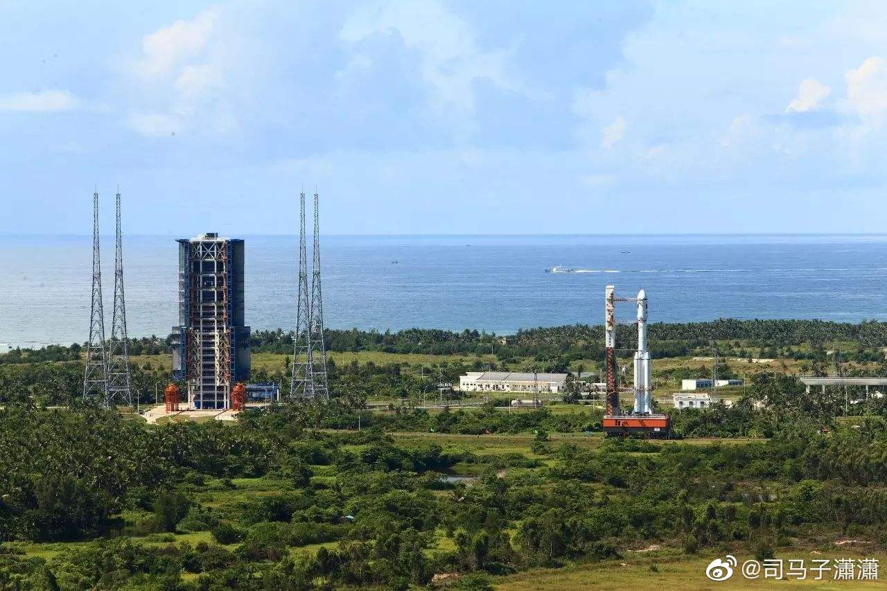 文昌发射场是双台配置,地理位置优越环境适宜,东面是大海