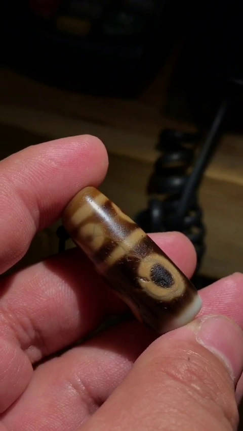 欣赏〗"至纯"特殊九眼老天珠(断珠)保留六完整眼睛