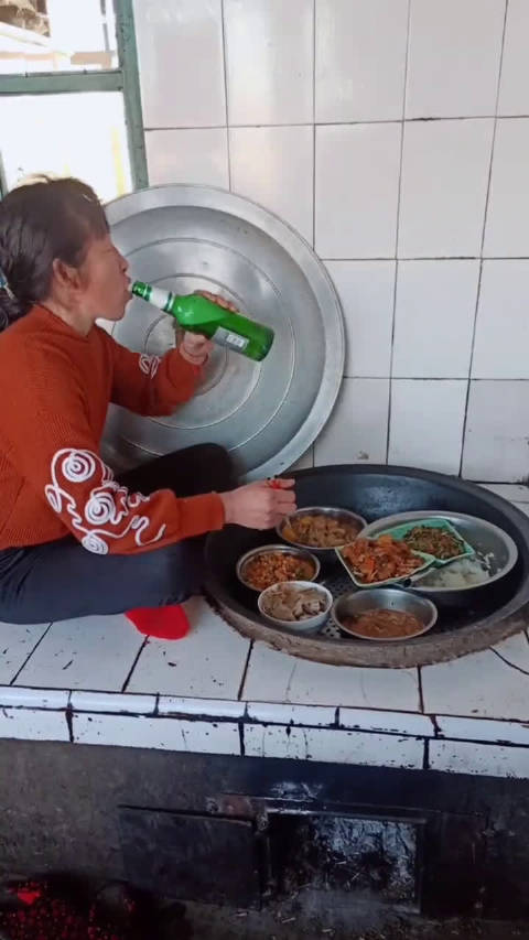 这才叫吃着碗里看着锅里 呵呵新年快乐