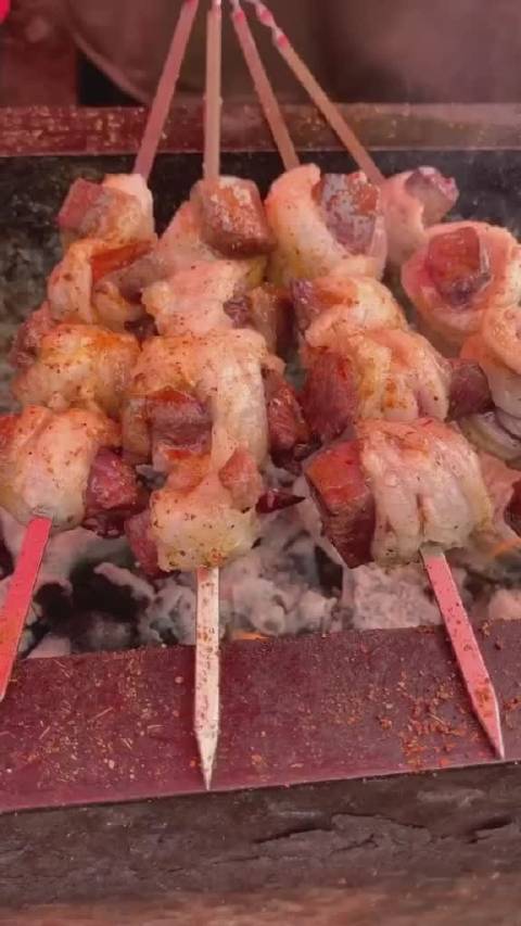 油包肝又叫假腰子,先是调馅,把肝子和洋葱都剁得很碎