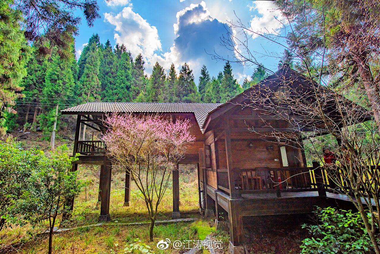 中国咸丰坪坝营原生态休闲旅游区,地处世界神秘的北纬