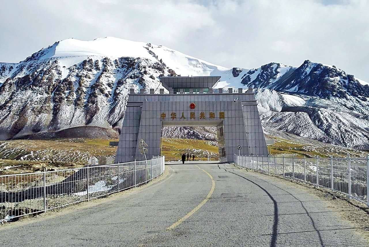 幸好瓦罕走廊地形和气候恶劣.要不然,在中国边境也会建边境墙.