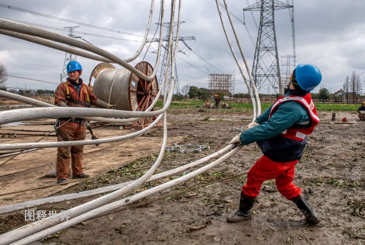 利用春节工业用电低谷进行施工,电力工人1000千伏特高压线架过节