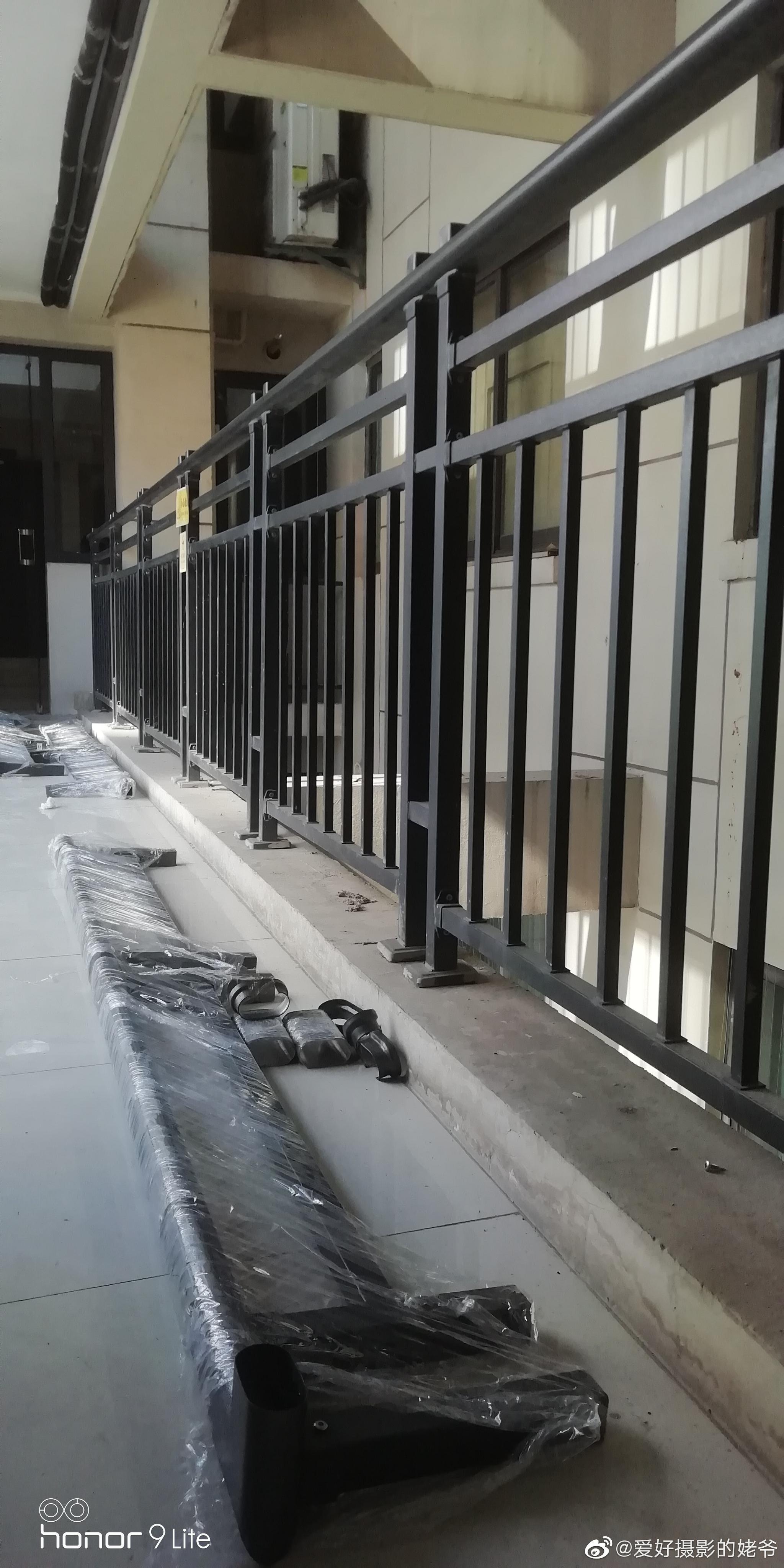 护栏加高了!无奈之举,防范于未然.唉!都是跳楼所至