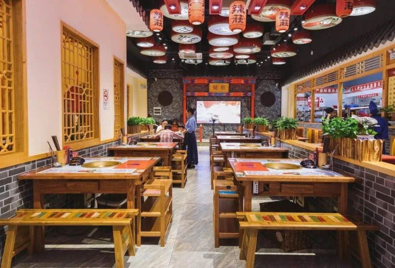 去包贝尔火锅店吃饭,点一大桌子菜,看见账单时,网友:当我傻?