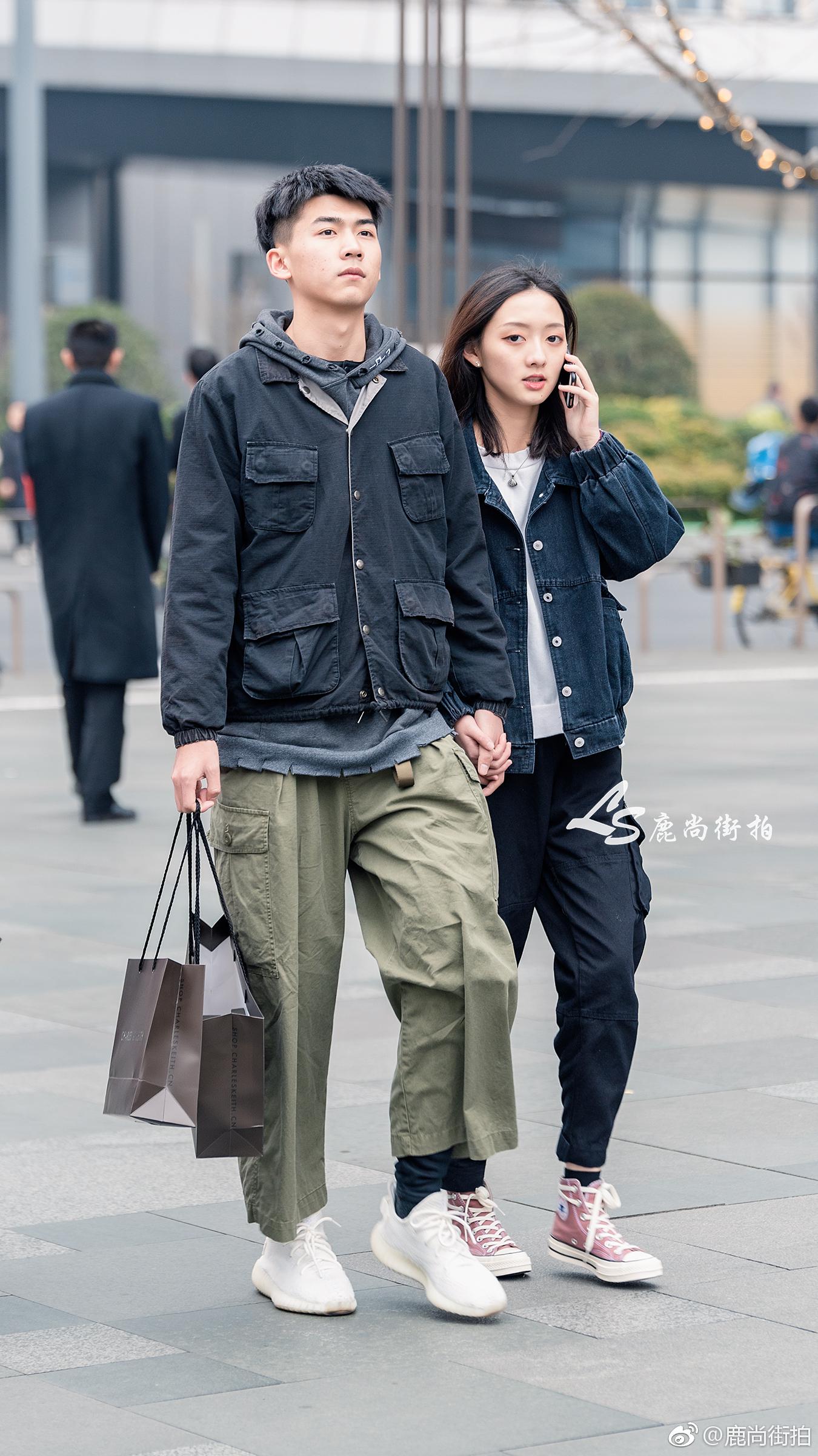 成都街拍 | 近日成都街头情侣穿搭参考回来仔细看街拍图片 全是情侣的