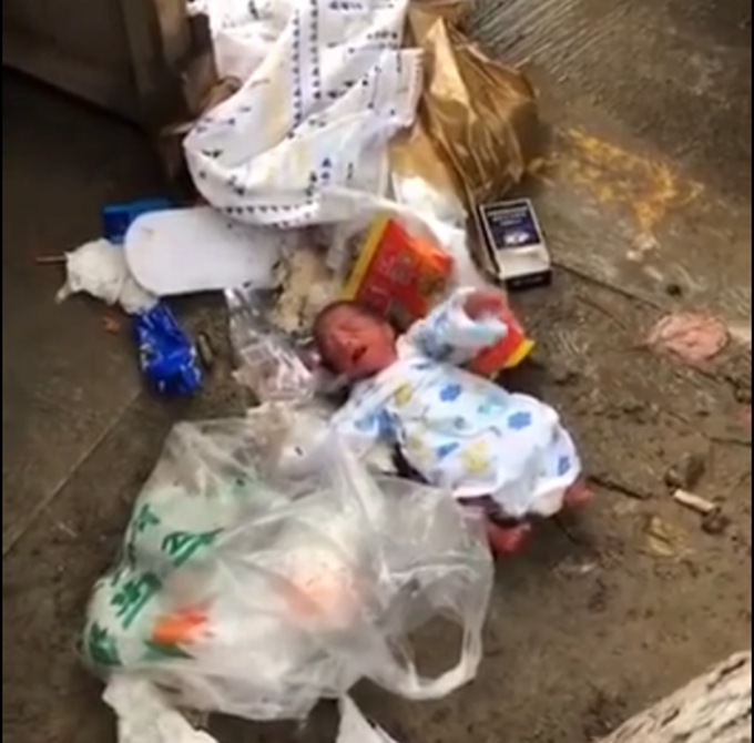 垃圾堆里惊现弃婴孩子躺在泥地里啼哭太狠心了