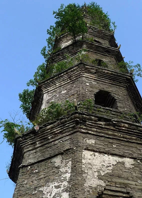 慈氏塔,位于岳阳市西城塔前街,邻望洞庭湖