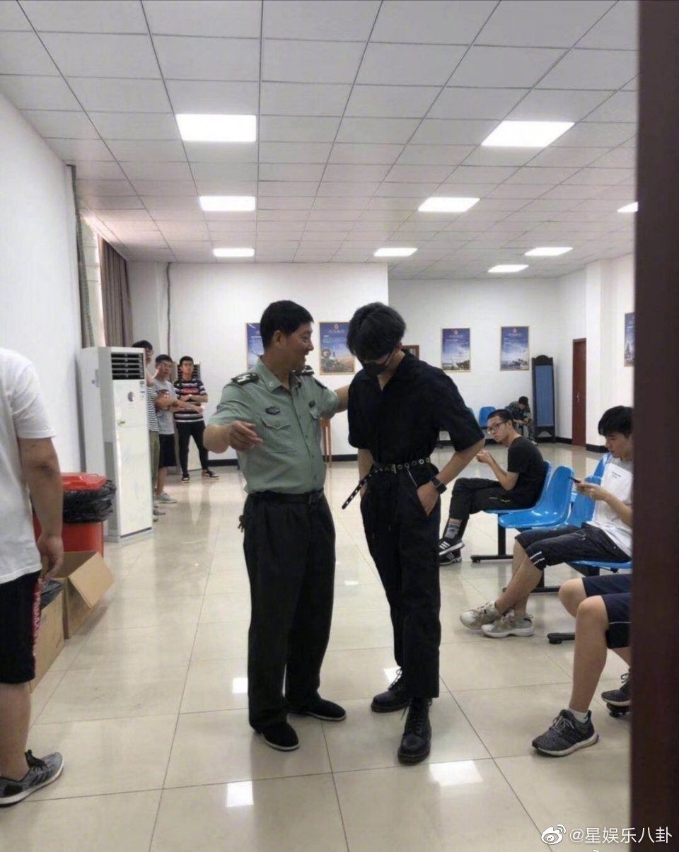 来一局!男生的快乐真的好简单,打个游戏就聊上了!