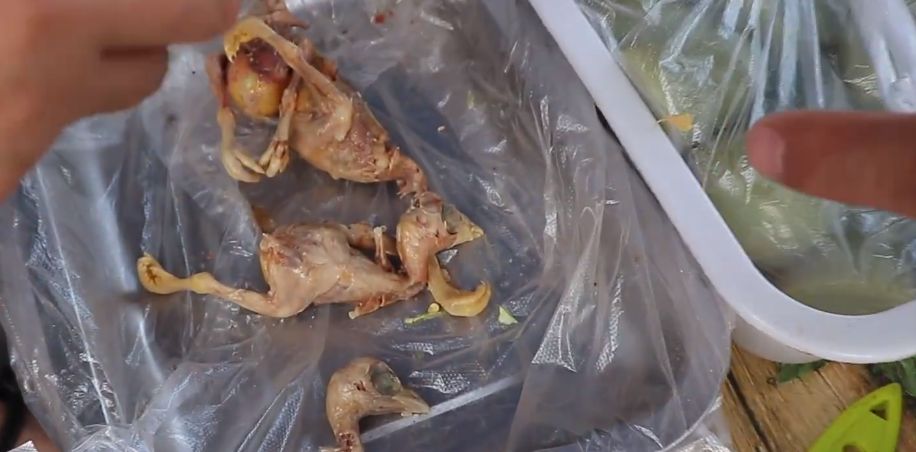 扶余一款特色美食,烤毛鸡五元钱有四个,坐满了人吃!