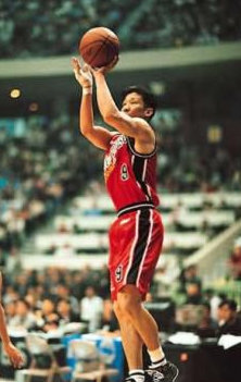 被誉为"亚洲乔丹"的胡卫东才8岁,当时中国男篮的主力阵容为郭永林