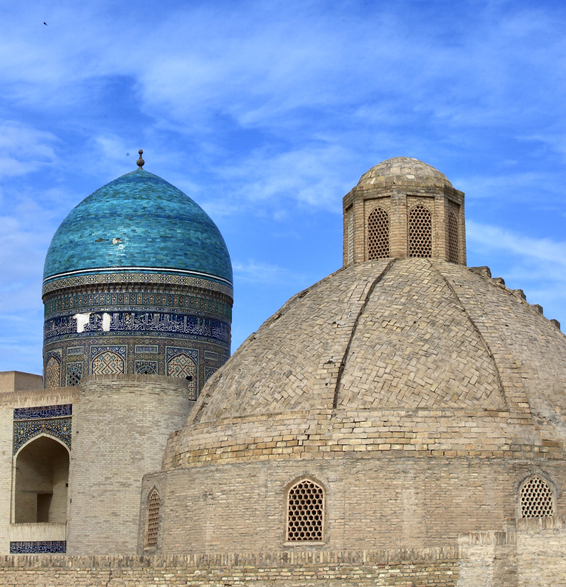 布哈拉的老城里大都是沙漠颜色的建筑, 色调并不那么华丽