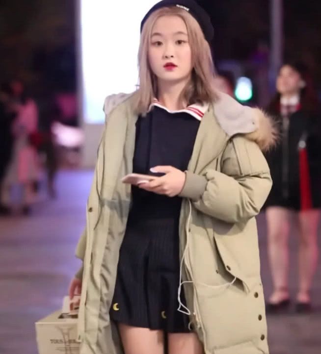 变形计陈思媛火了光腿穿羽绒服遭路人偷拍肥肥腿成焦点