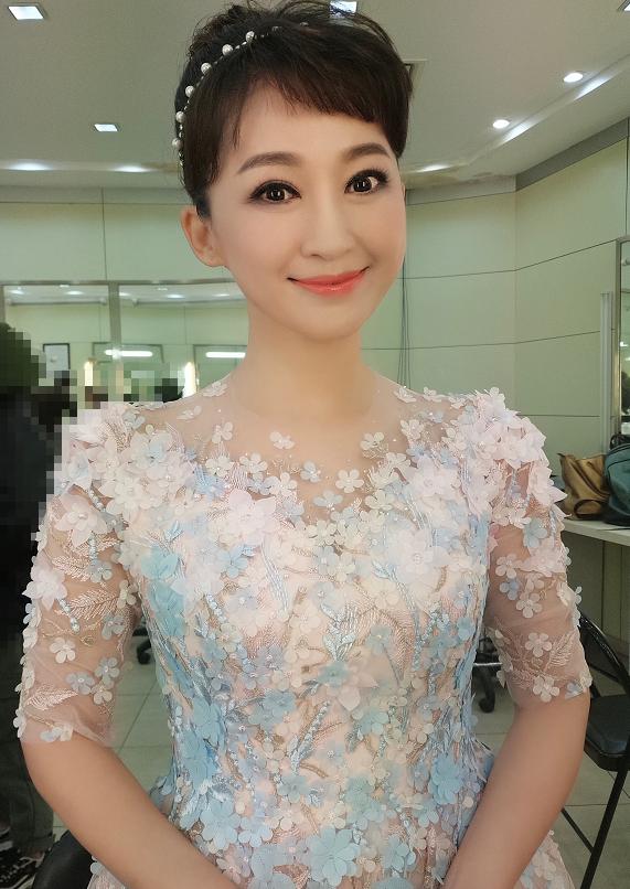 44岁小鹿姐姐近照,主持二十四年节目容颜不老,几代人的童年记忆