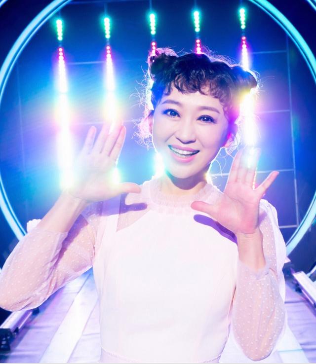 44岁小鹿姐姐近照,主持二十四年节目容颜不老,几代人的童年记忆