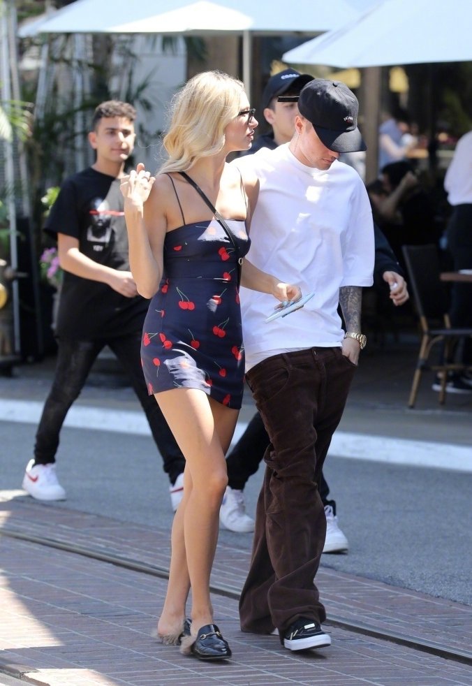 当地时间8月11日贾斯汀比伯和妻子海莉在洛杉矶外出的街拍