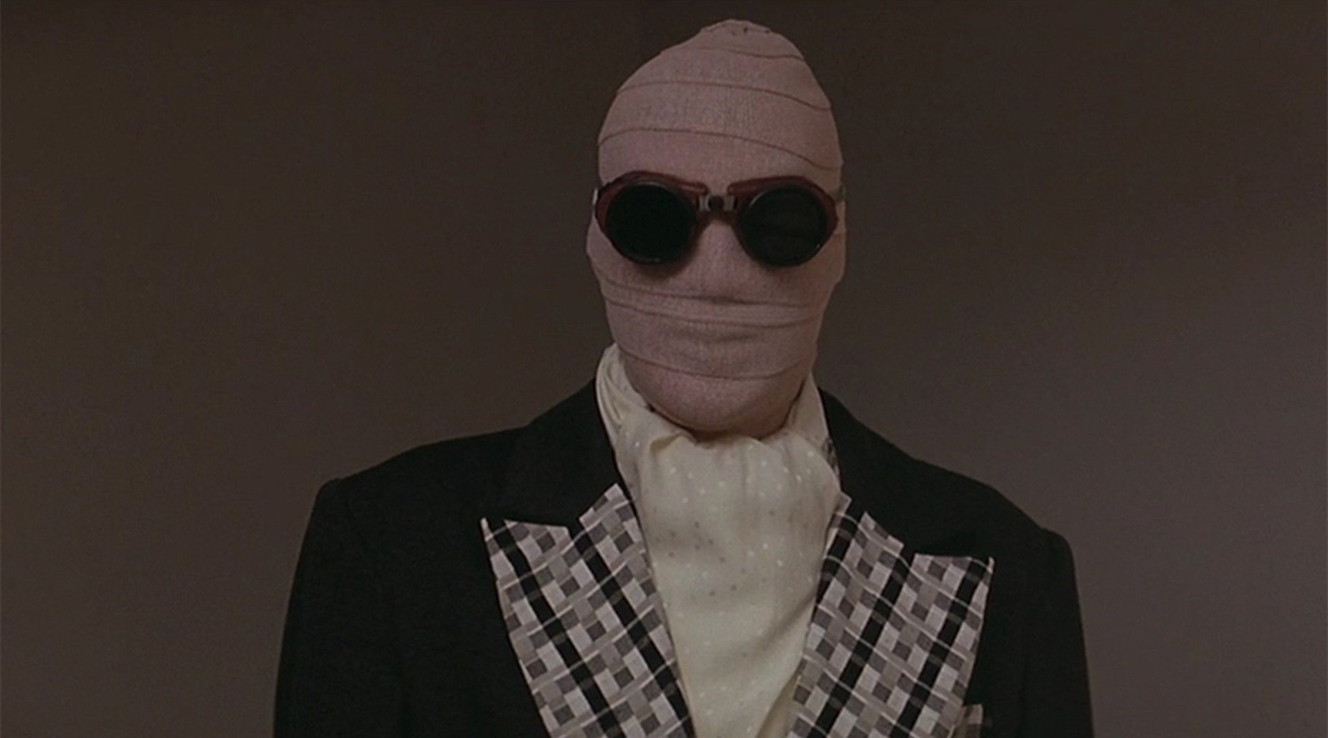 1992年的科幻电影《穿墙隐形人》,男子身体变成了透明