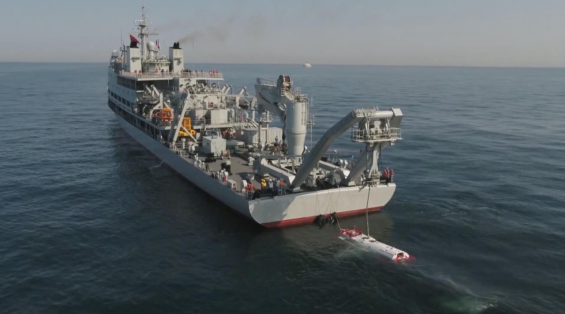 中方"海洋岛"船刚下阅兵场再上演兵场