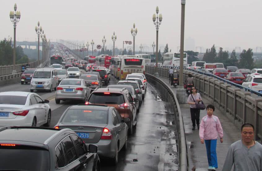 堵车最大现象没有之一!堵的都是20万以下的车,原因好感觉心塞