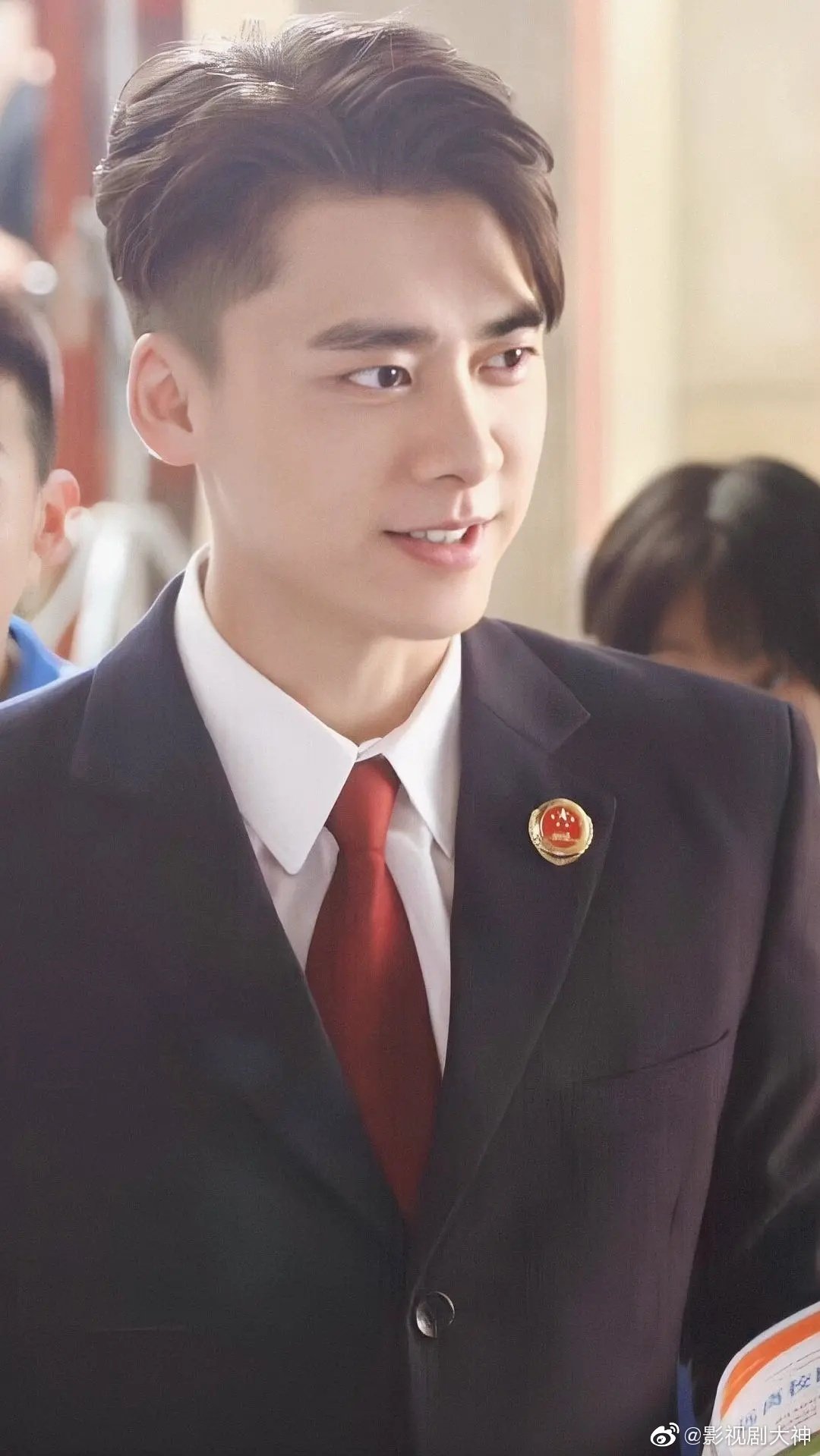 李易峰检察官的造型公开 这也太帅了吧 正装超可以啊