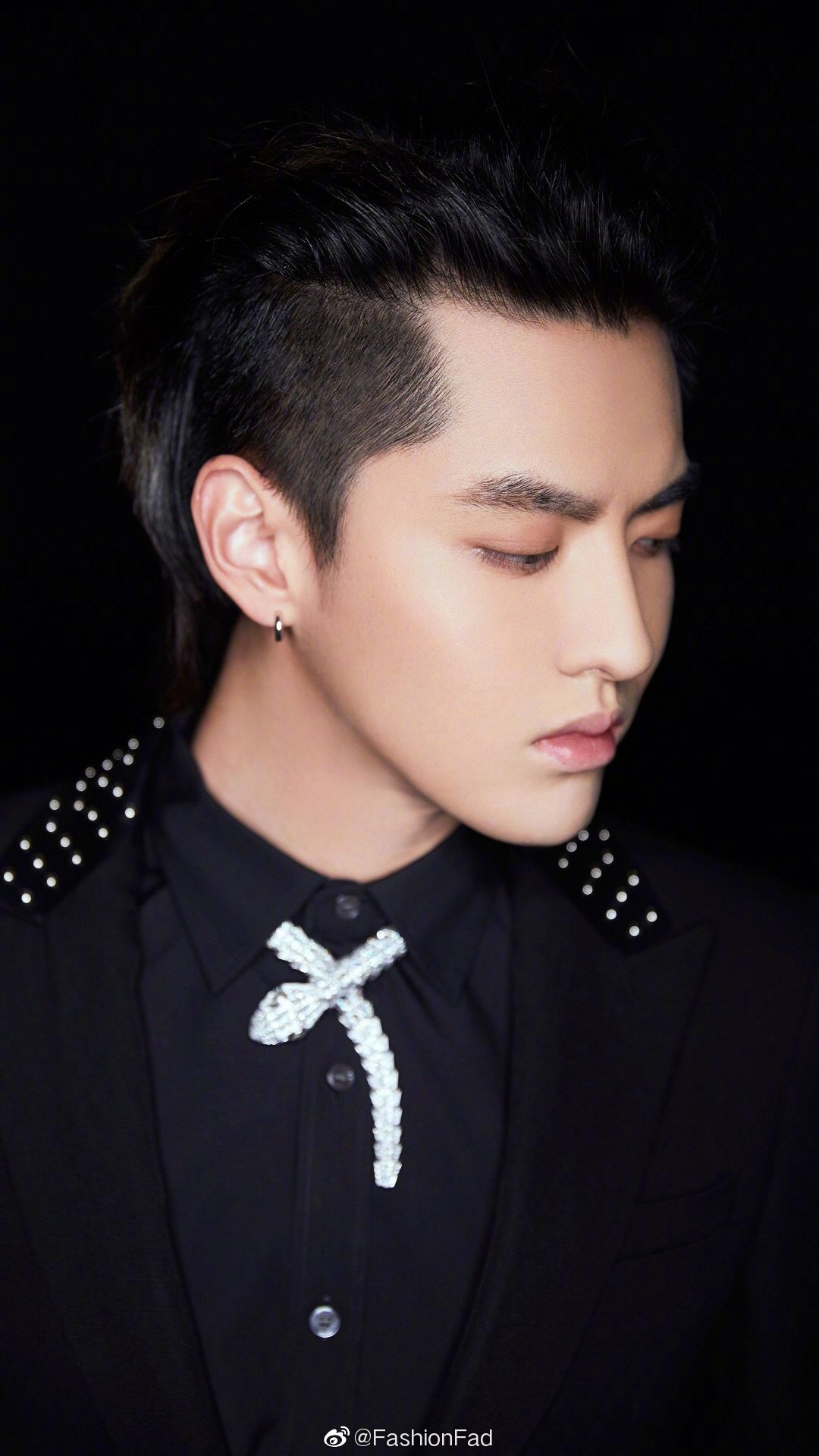 黑色真的特别显高冷,可彰显野性与性感!穿的好真的是又撩又帅气