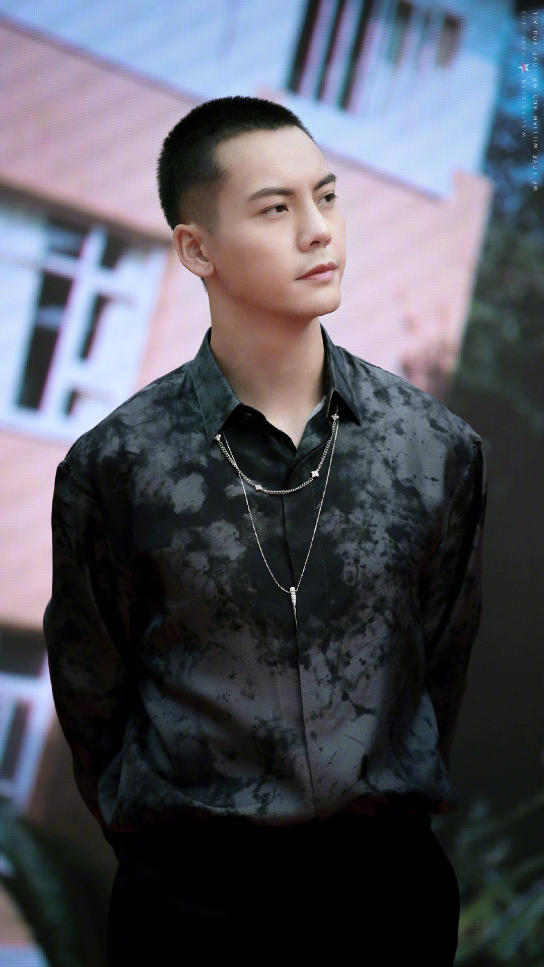 陈伟霆在橙红年代里的角色就挺硬汉的尤其是现在剃了寸头