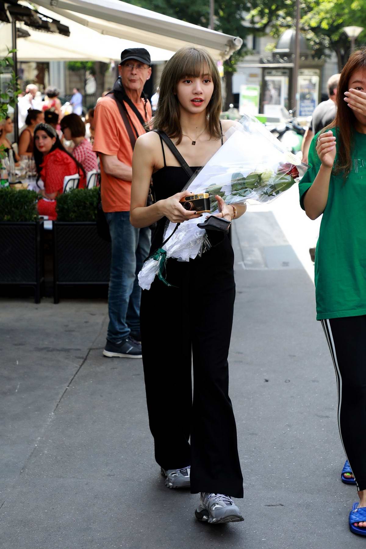 忍不住感叹 lisa 在巴黎的街拍好漂亮啊～就算是来自外媒无ps的高清镜