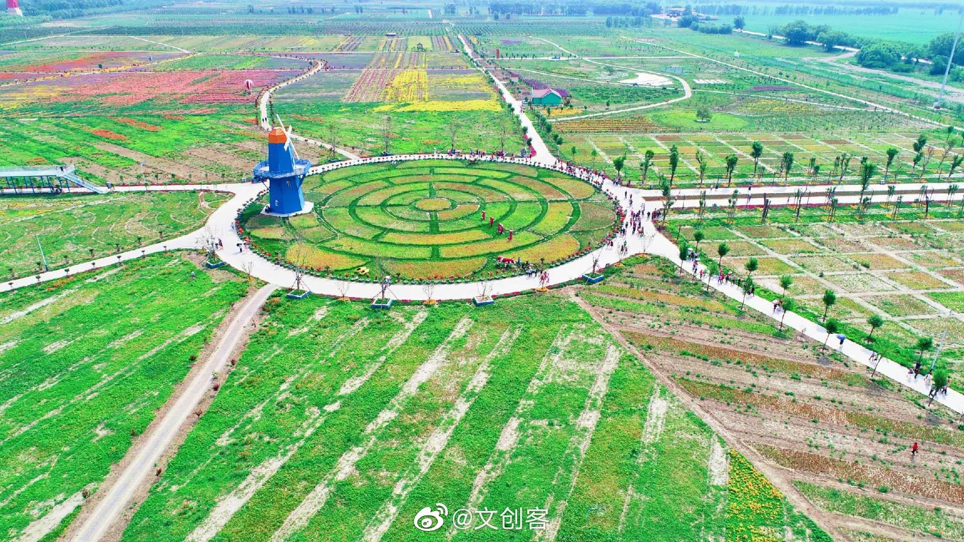 "七彩大地"旅游景区位于包头市土右旗美岱召镇楼房沟村