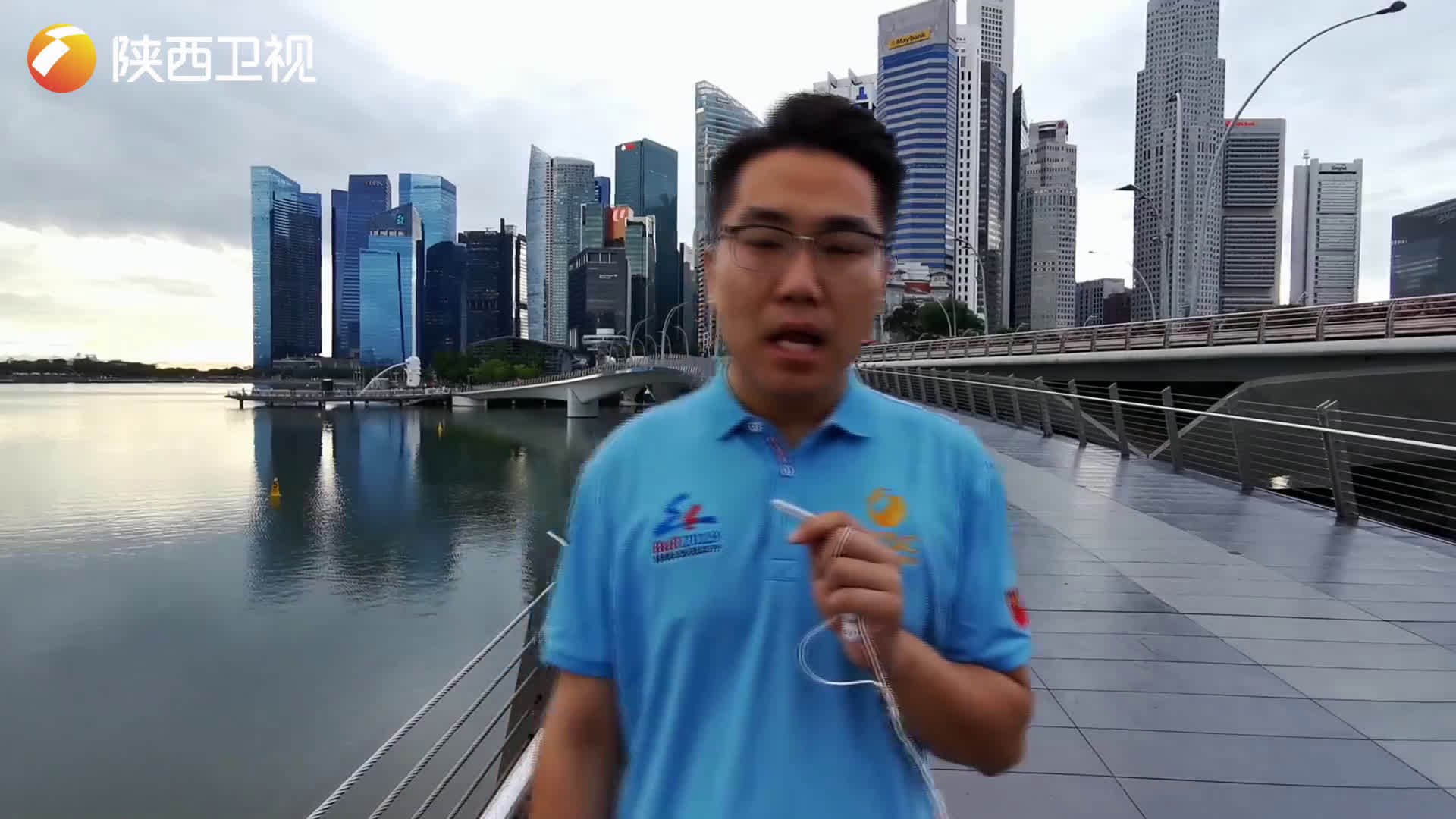 新加坡男子歧视华人女服务员狂吠︰不懂英语回